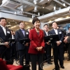 [서울포토] 朴대통령, 부산창조경제혁신센터 방문…입주업체와 대화