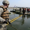 [서울포토] 한·미 연합 소부대 도하훈련, 부교 설치하는 장병들
