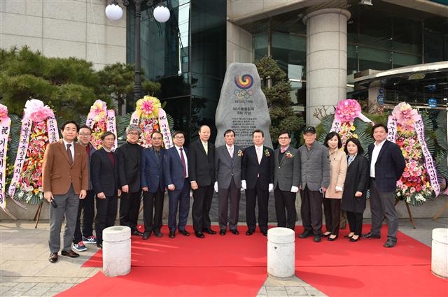 나진구(오른쪽 여섯 번째) 서울 중랑구청장과 이근규(일곱 번째) 로얄스포츠센터 회장 등이 지난 15일 스포츠센터 앞에서 열린 기념비 제막식에서 포즈를 취하고 있다. 중랑구 제공