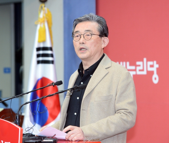 16일 서울 새누리당 당사에서 이한구 공천관리위원장이 경선결과를 발표하고 있다.  박지환 기자 popocar@seoul.co.kr