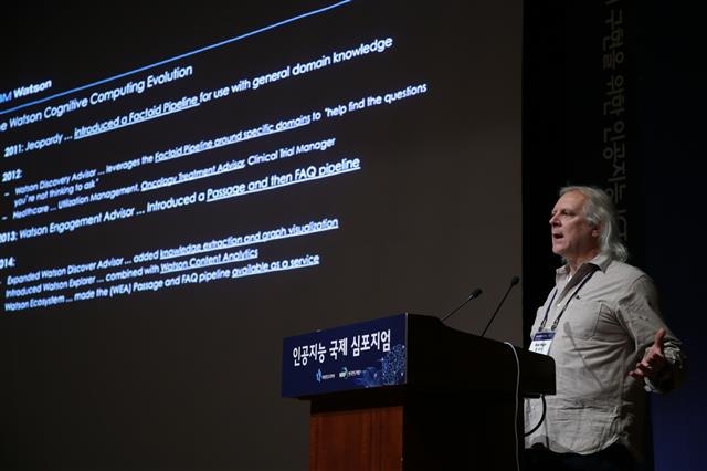 롭 하이 IBM 최고기술책임자가 16일 코엑스에서 열린 ‘인공지능국제심포지엄’에서 ‘인지 컴퓨팅의 미래, 왓슨’이란 주제로 기조연설을 하고 있다. 한국전자통신연구원 제공
