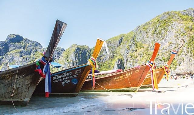 피피섬의 해변에 늘어선 롱테일 보트, 여행자는 보통 스피드 보트나 좀 더 큰 배를 이용하게 된다