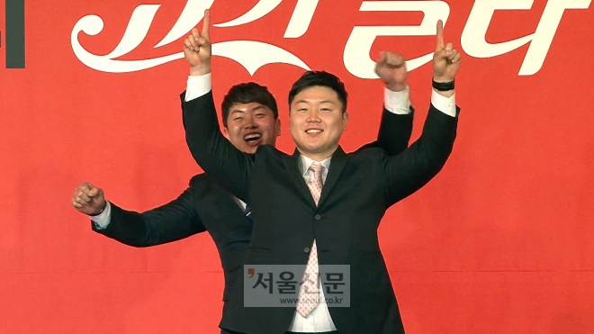 봅슬레이 원윤종, 서영우 선수가 2년 뒤 평창동계올림픽에서의 금메달 수상을 가정해 기쁨의 세리머니를 펼쳐보이고 있다. 