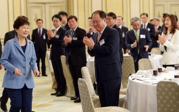 박근혜 대통령이 17일 청와대에서 열린 ’2015년도 고용창출 100대 우수기업 오찬’ 행사에  참석하고 있다. 2016. 03. 17 안주영 기자 jya@seoul.co.kr