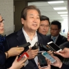 [서울포토]집무실 나오는 김무성 새누리당 대표