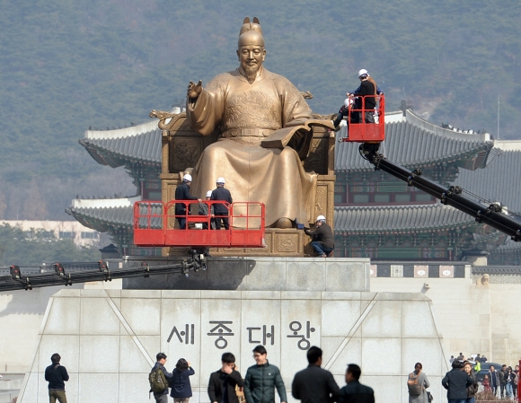 시청직원들이 17일 광화문광장에 세워진 세종대왕 동상 안전점검을 하고 있다. 2016.3.17  김명국전문기자 daunso@seoul.co.kr