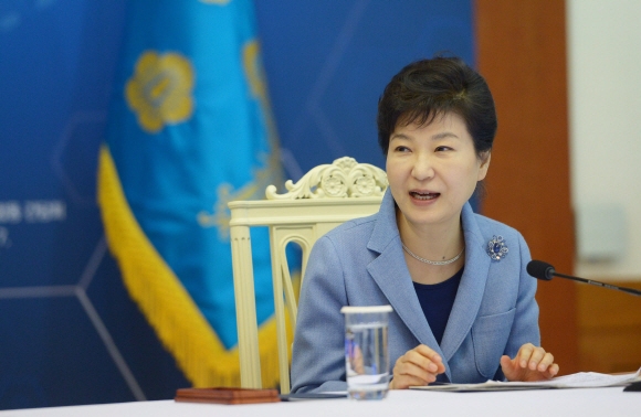박근혜 대통령이 17일 청와대에서 열린 ’지능정보사회 민관합동 간담회’에서 모두 발언을 하고 있다.  안주영 기자 jya@seoul.co.kr