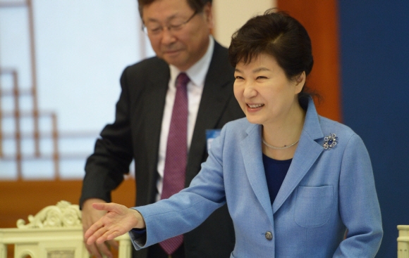 박근혜 대통령이 17일 청와대에서 열린 ’지능정보사회 민관합동 간담회’에 참석하고 있다.  안주영 기자 jya@seoul.co.kr