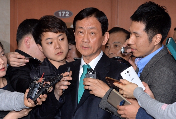 새누리당 비박계 3선 중진인 진영 의원이 17일 오후 국회 정론관에서 탈당 기자회견을 하고 있다. 이종원 선임기자 jongwon@seoul.co.kr