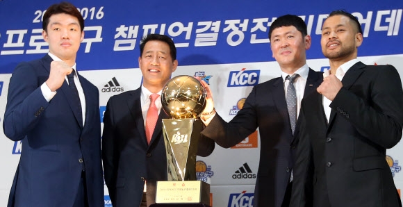 2015~16시즌 프로농구 챔피언결정전에서 맞붙게 된 KCC와 오리온의 감독과 선수들이 서울 강남구 KBL센터에서 열린 미디어데이에서 우승컵을 앞에 두고 승리를 다짐하고 있다. 왼쪽부터 오리온의 이승현과 추일승 감독, KCC의 추승균 감독과 전태풍. 연합뉴스