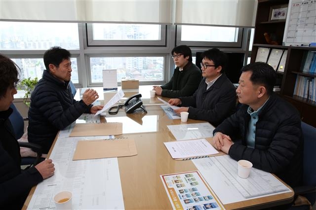 정종근(왼쪽) 성동구 감사담당관이 최근 공사업체 대표자를 만나 청렴 서한문과 명함 등을 전달하고 협조를 당부하고 있다. 성동구 제공 