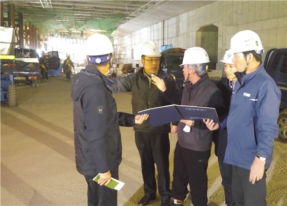 서울시의회 신언근 예결위원장(왼쪽 두번째)은 강남순환고속도로 관악산 관통구간 공사 현장을 찾아 춘절기 안전관리 등 마무리 공정에 차질이 없도록 현장 관계자에게 당부하고 있다.