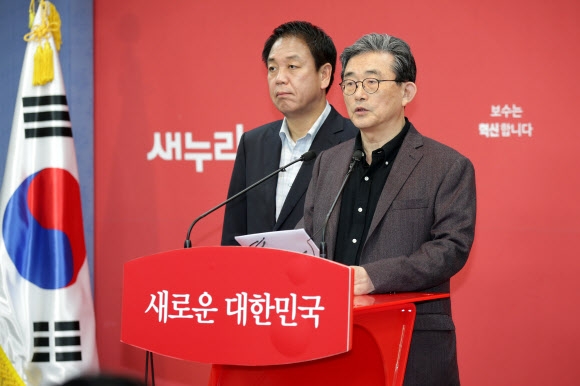 경선 여론조사 결과 발표하는 이한구. 새누리당 이한구 공관위원장이 19일 오후 여의도 당사에서 20대 총선 공천 경선지역 여론조사 결과를 발표하고 있다. 2016.3.19 연합뉴스.