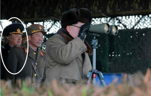 어뢰분실설, 비리설 등이 돌며 경질 가능성이 제기됐던 북한 김명식 전 해군사령관이 1년여만에 북한 매체에 등장했다. 북한 조선중앙통신은 김정은 국방위원회 제1위원장이 인민군의 상륙 및 상륙저지훈련을 참관한 사실을 보도하면서 그를 ‘총참모부 부총참모장인 해군 중장 김명식 동지’라고 호명했다. 김 부총참모장이 공식석상에 등장한 것은 지난해 2월 노동당 중앙군사위원회 확대회의 때 이후 이번이 처음이다. 사진은 20일자 로동신문에 실린 김명식의 모습.  연합뉴스