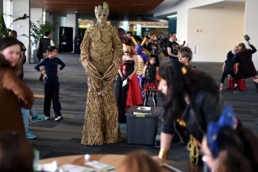 19일(현지시간) 캘리포니아주 산호세에서 열린 ‘실리콘벨리 코믹 콘(Silicon Valley Comic Con)’ 에서 코스프레 의상을 입은 팬들이 포즈를 취하고 있다.<br>AFP 연합뉴스