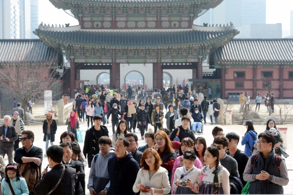 춘분인 20일 오후 경복궁을 찾은 관람객들이 한가로운 시간을 보내고 있다. 안주영 기자 jys@seoul.co.kr