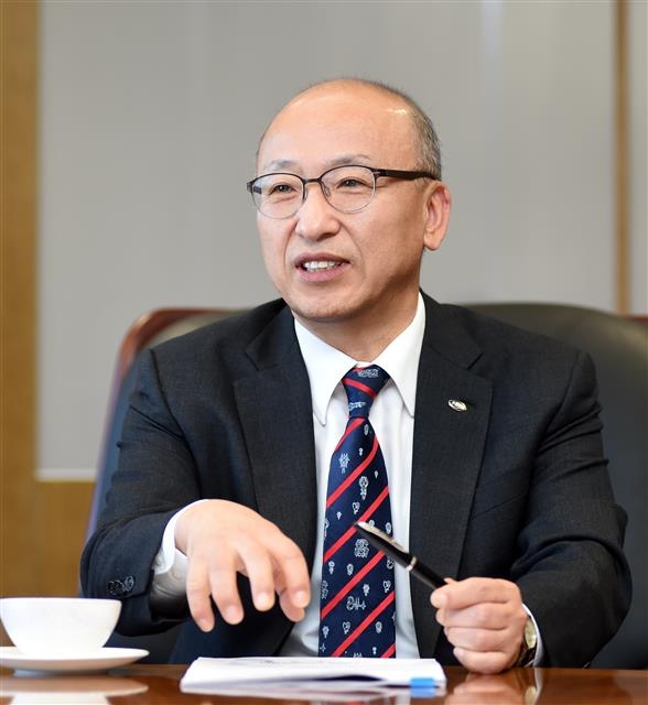 문형표 국민연금공단 이사장이 20일 전북 전주시 국민연금공단 집무실에서 서울신문과 인터뷰를 갖고 연금공단 운영 구상에 대해 밝히고 있다. 문 이사장은 전 국민 ‘1인 1연금’ 체계를 확립하겠다고 강조했다. 국민연금공단 제공