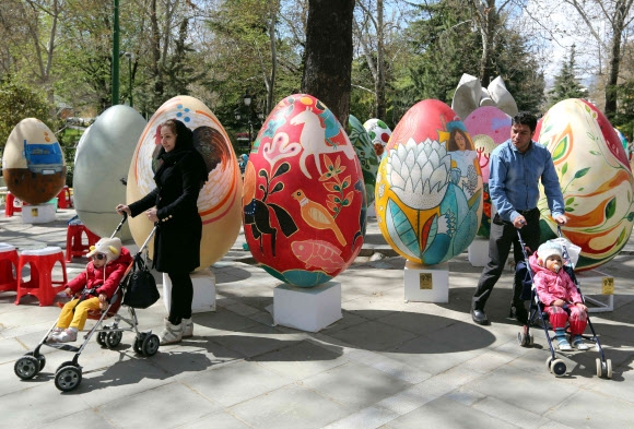 이란의 설날은 3월… 달걀에 핀 꽃들