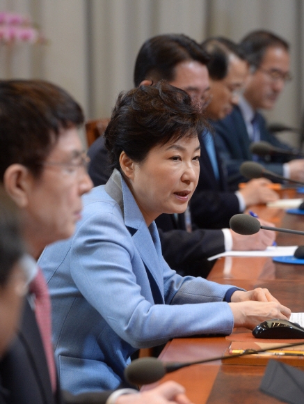 박근혜 대통령이 21일 오전 청와대에서 수석비서관회의를 주재하고 있다. 박 대통령은 “선거 때문에 많은 것이 멈춰 있지만 정치가 멈춘다고 경제도 멈추고 민생도 멈춰선 안 된다”고 강조했다. 안주영 기자 jya@seoul.co.kr