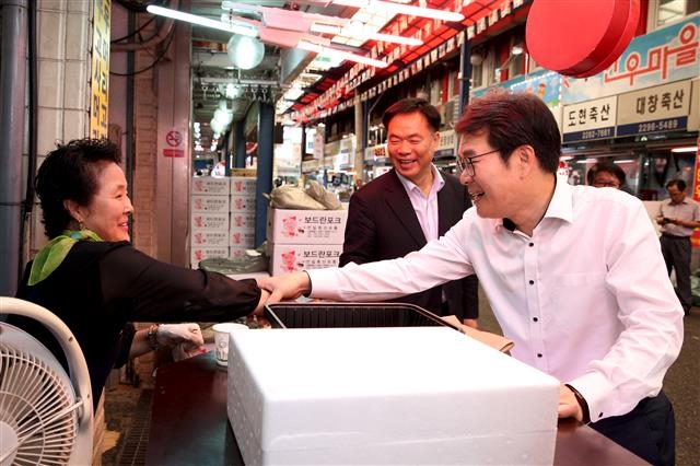 정원오(오른쪽) 성동구청장이 ‘마장 축산물 시장’을 찾아 상인들을 격려하고 있다. 성동구 제공