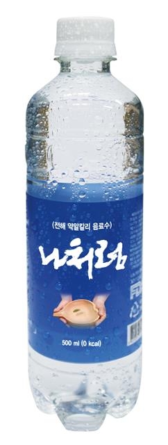 강 대표가 지난해 10월 내놓은 약알칼리 음료수 ‘나처럼’.