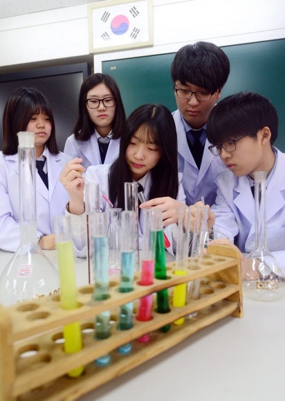 경기 용인시 수지고등학교의 과학실에서 화학동아리인 카오스의 고3 학생들이 실험을 하고 있다. 정연호 기자 kdlrudwn@seoul.co.kr