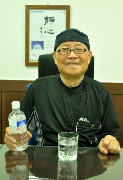 강송식 한우물 대표가 21일 경기 고양의 사무실에서 약알칼리수의 장점 등을 설명하고 있다. 20년간 교직 생활을 했던 그는 건강이 악화하자 교편을 내려놓고 물을 연구해 정수기를 만들었다.