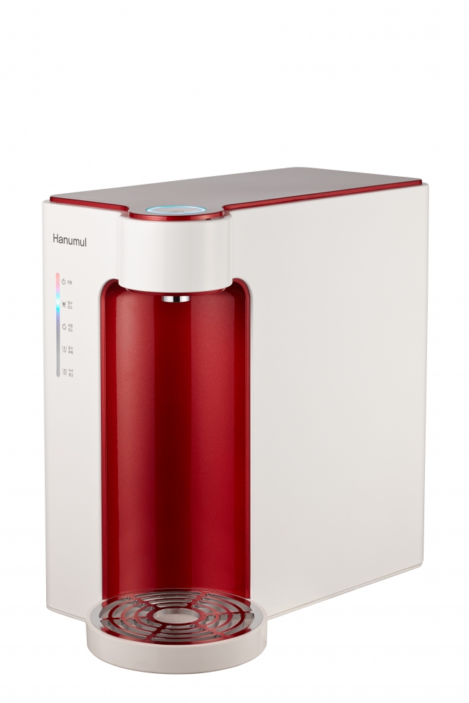 직수형 정수 방식을 채택해 세균 오염 우려를 줄인 2015년형 HAN-EP4000 모델. 출수관에 필터를 장착해 물이 나올 때 순간 살균할 수 있도록 했다.