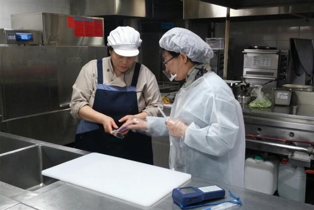 소비자식품위생감시원이 서울 강서구의 한 식당 주방에서 재료의 세균 감염 여부를 조사하고 있다. 강서구 제공