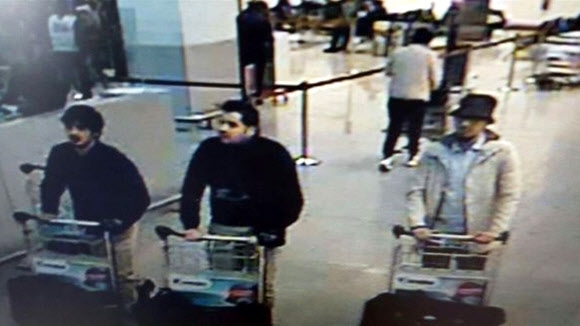 브뤼셀 테러 형제 용의자 22일 벨기에 브뤼셀 공항에서 자살폭탄을 터뜨려 30여명을 숨지게 한 용의자 2명이 형제라는 주장이 제기됐다. 검은 웃옷을 입은 왼쪽 두 명이 칼리드 바크라위와 이브라힘 엘 바크라위로 추정된다. 이들은 테러 과정에서 숨졌다. 벨기에 당국은 폐쇄회로(CC)TV에 잡힌 흰옷을 입은 남성(오른쪽)을 쫓고 있다. 