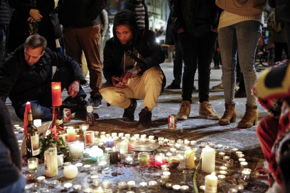 22일(현지시간) 벨기에 브뤼셀 부르스 광장에서 시민들이 촛불을 켜고 희생자들을 추모하고 있다. EPA 연합뉴스