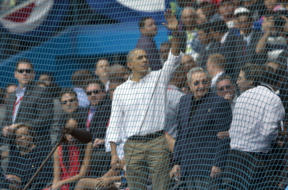 버락 오바마 미국 대통령이 22일(현지시간) 쿠바 아바나의 라티노 아메리카노 구장에서 열린 메이저리그 템파 베이와 쿠바 국가대표의 야구 시범경기에서 관중들의 환호에 손을 흔들며 답하고 있다. AP 연합뉴스