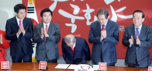 [서울포토] “열심히 하겠습니다” 인사하는 강봉균 선대위원장