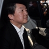 [서울포토] 공천 문제로 진통 거듭… 청사 떠나는 안철수