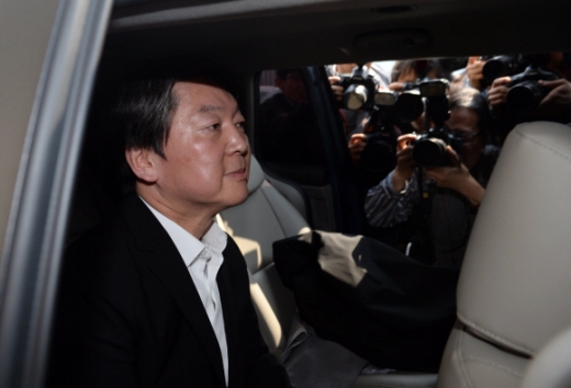 [서울포토] 공천 문제로 진통 거듭… 청사 떠나는 안철수