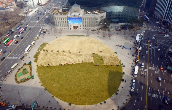 23일 서울 시청광장에서 인부들이 봄맞이 잔디교체작업을 하고 있다.  정연호 기자 tpgod@seoul.co.kr