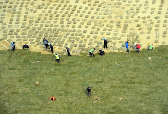 23일 서울 시청광장에서 인부들이 봄맞이 잔디교체작업을 하고 있다.  정연호 기자 tpgod@seoul.co.kr