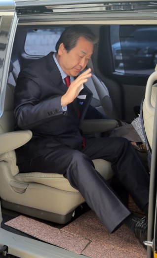 [서울포토] 국회 본청 떠나는 김무성 대표