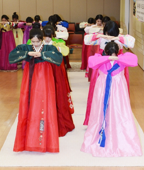 23일 경기여고 학생들인 인성교육 일환으로 예절 교육을 받고 있다.  안주영 기자 jya@seoul.co.kr
