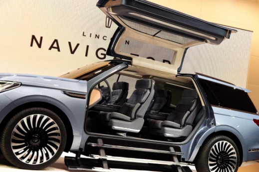 [포토] 뉴욕 국제 오토쇼, 위로 열리는 차문 ‘링컨 네비게이터’ 공개