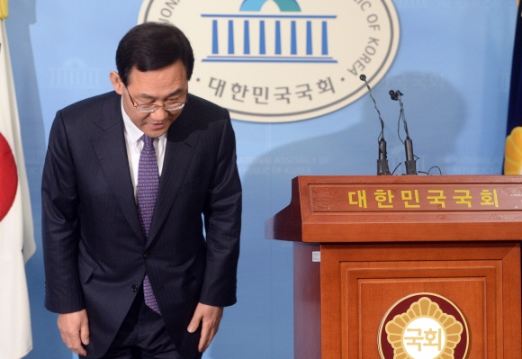 20대 총선에서 새누리당 공천을 받지 못한 주호영 의원이 24일  국회 정론관에서 무소속 출마를 밝히기 전 인사를 하고 있다.  정연호 기자 tpgod@seoul.co.kr