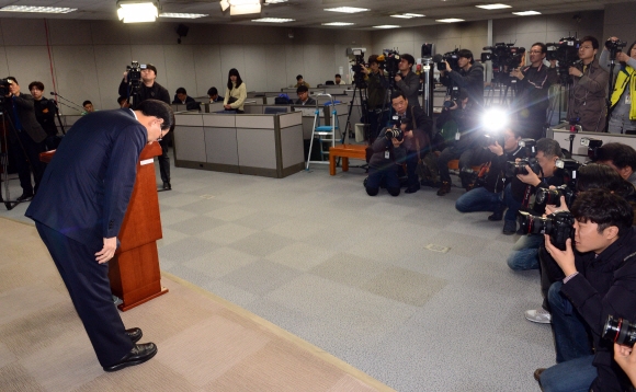 20대 총선에서 새누리당 공천을 받지 못한 주호영 의원이 24일  국회 정론관에서 무소속 출마를 밝힌 후 인사를 하고 있다.  정연호 기자 tpgod@seoul.co.kr