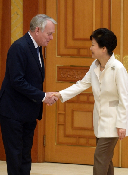 박근혜 대통령이 24일 오전 청와대에서 프랑스 장-마크 에호(왼쪽) 프랑스 외교장관을 접견하고 있다.  청와대사진기자단