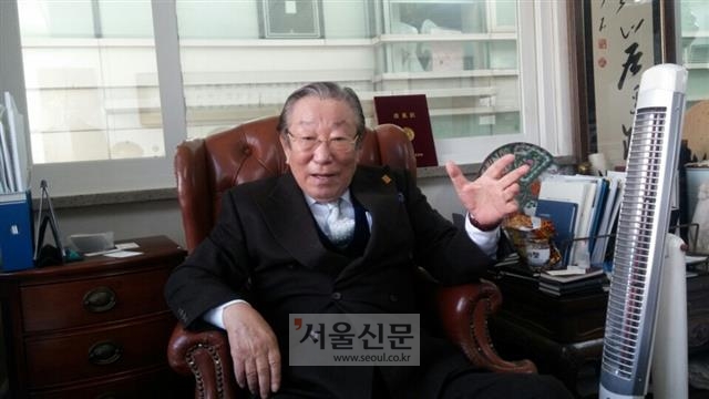 허만기 도덕성회복국민연합 총재가 24일 서울 영등포구 사무실에서 도덕성 회복을 강조하고 있다.