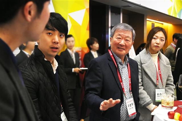 구본무(오른쪽 두 번째) LG그룹 회장이 ‘LG 테크노 콘퍼런스’에서 세계 주요 대학의 석·박사 과정 인재들과 대화하고 있다. LG그룹 제공