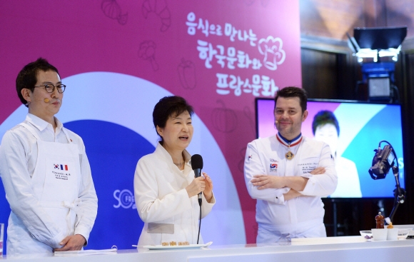 박근혜 대통령이 24일 서울 신라호텔에서 열린 프랑스 미식 주간 마스터클래스 행사에서 인사말을 하고 있다. 박 대통령 왼쪽은 이욱정 KBS 프로듀서, 오른쪽은 프랑스의 에리크 트로숑 셰프. 청와대 사진기자단