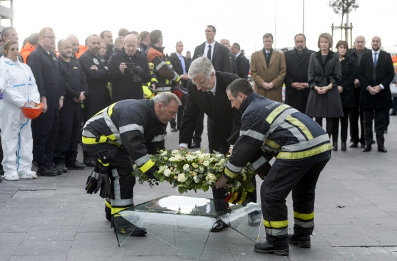 필립(가운데) 벨기에 국왕이 23일(현지시간) 자폭 테러가 발생한 브뤼셀 국제공항 앞에서 희생자들을 추모하는 헌화를 하고 있다. 브뤼셀 AP 연합뉴스