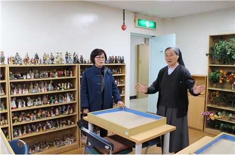 서울시의회 이순자 복지위원장(왼쪽)은 24일 시립아동상담센터를 방문, 센터 대표자인 안나 수녀로부터 소아정신병동 필요성 등에 대한 의견을 청취하고 있다.