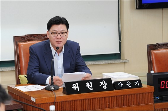 ‘서울시의회 시설관리공단 이사장 후보 인사청문 특위’ 박운기 위원장이 24일 1차 회의를 주재하고 있다.