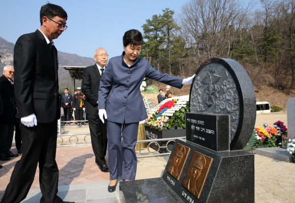 박 대통령, 연평도 포격전 전사자 묘역 참배